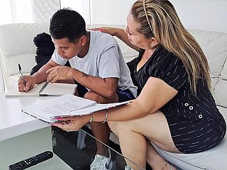 我用他的作业帮助我的继子，他的公鸡分散了我的注意力，我最终吮吸了它