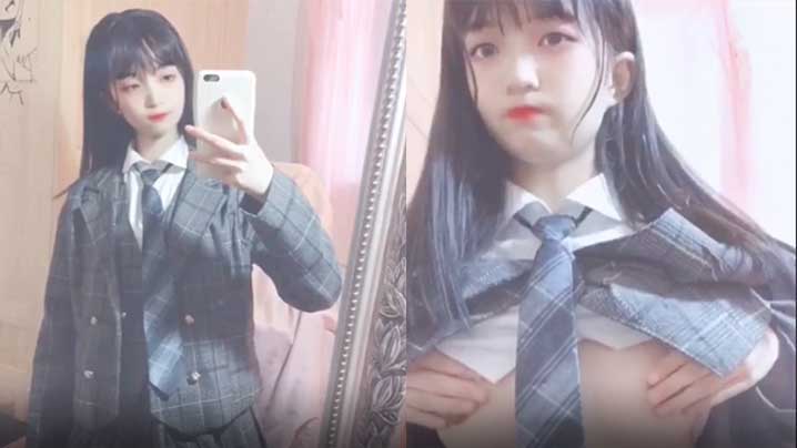 美少女在直播间脱掉衣服抚摸美乳.